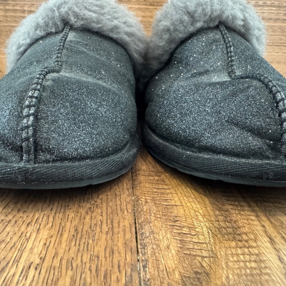 UGG Scuffette II Sparkle Slippers Black Sheepskin Women's Size 8 - Picture 4 of 9